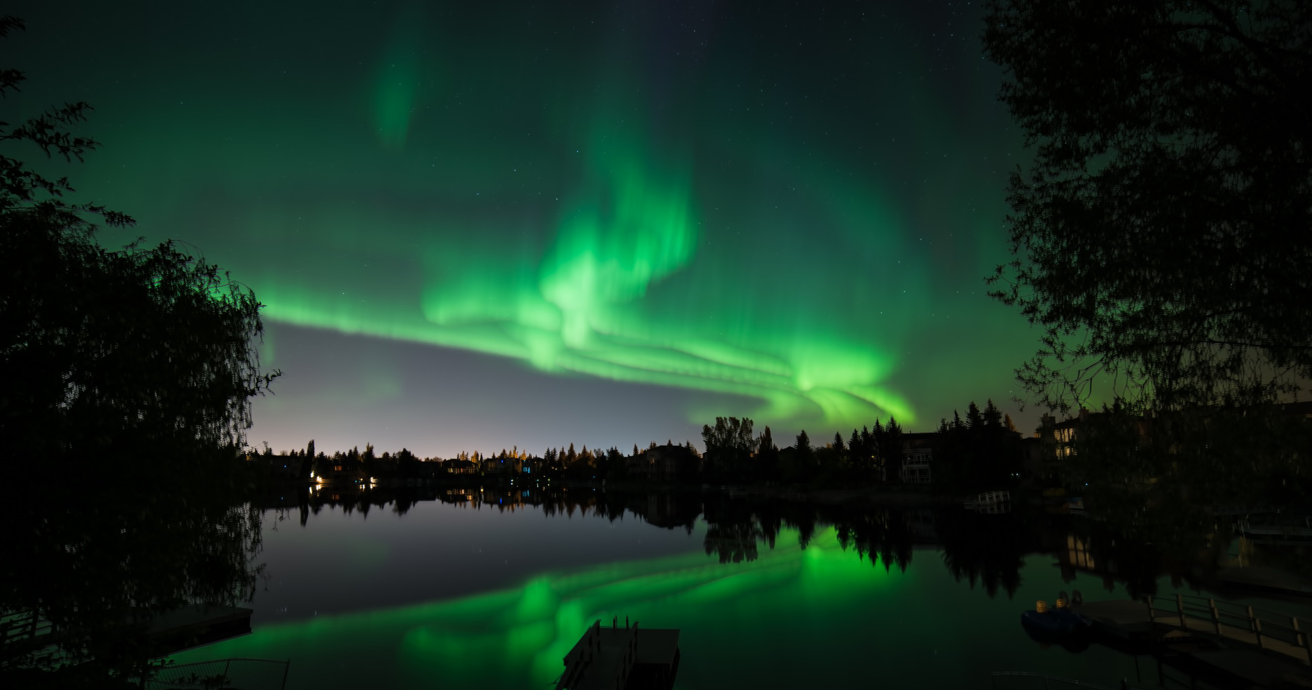 northern-lights-over-canadian-lake